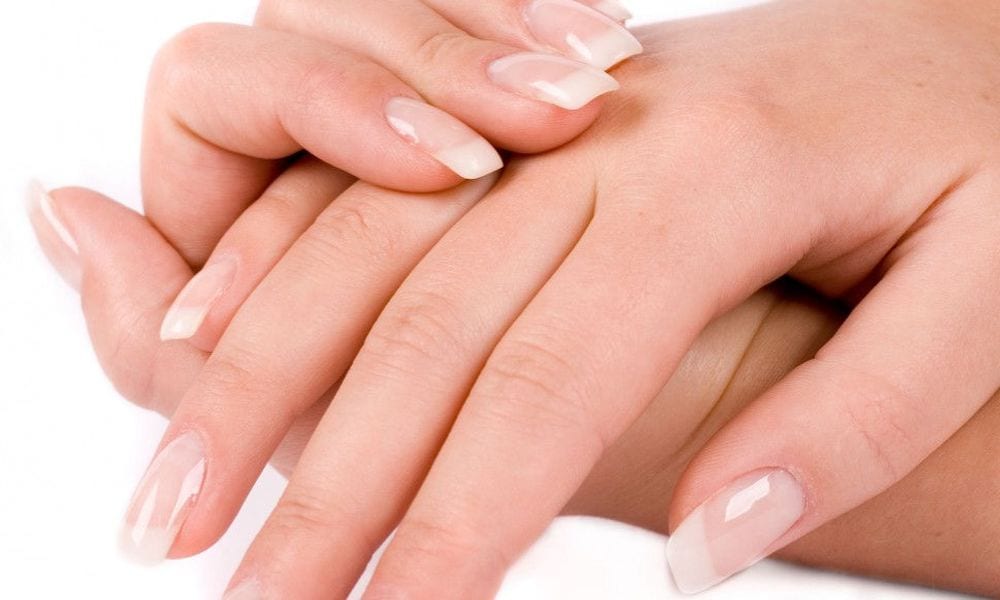 Manicure perfetta in 3 mosse: la bellezza delle mani è fai-da-te [VIDEO]