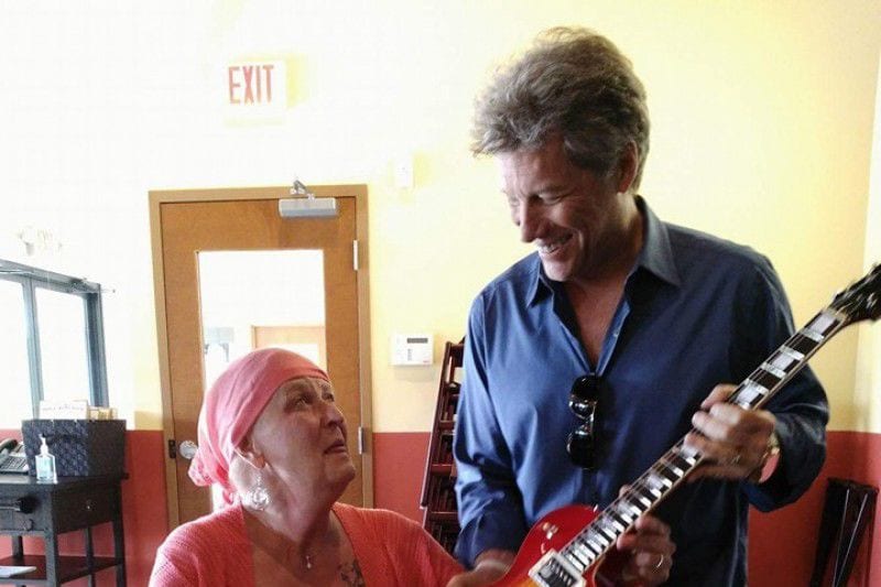 "Mia madre ha il cancro ed è una tua fan": la reazione di Bon Jovi ha sorpreso tutti