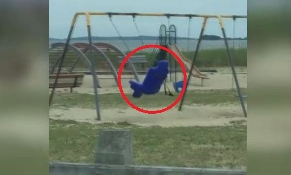 Padre e figli sotto shock al parco: c’è un fantasma sull’altalena? [VIDEO]