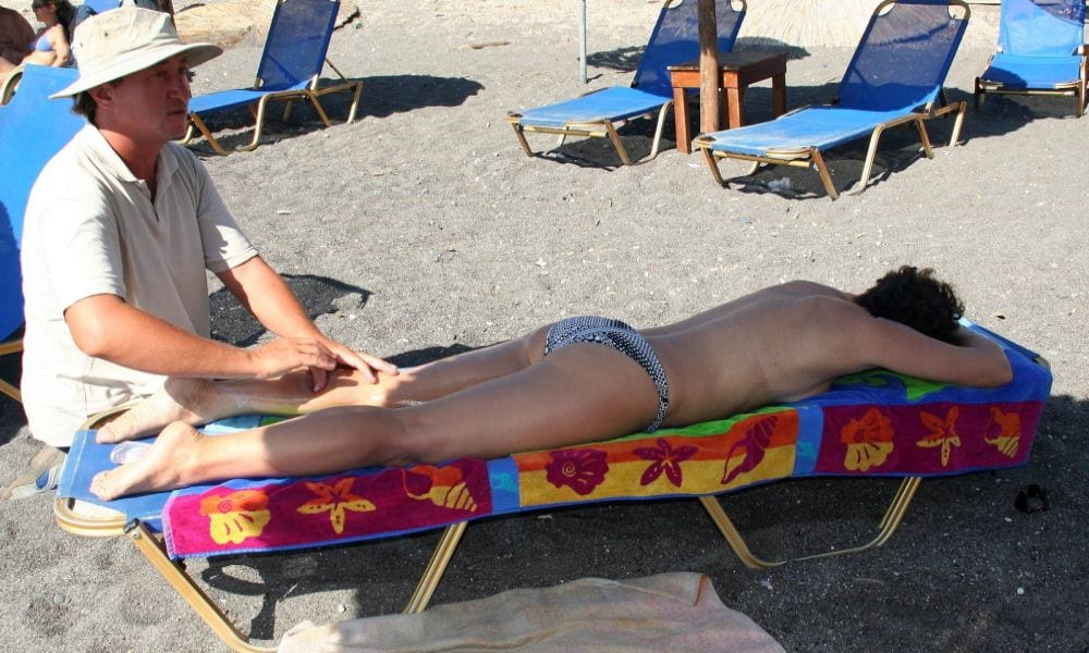 Massaggi in spiaggia, meglio rinunciare: il Ministero della Salute elenca i pericoli