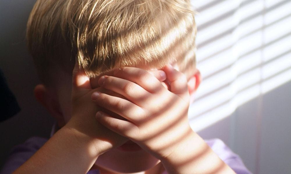 Bambino autistico non ha amici: ciò che fa il suo papà commuove tutti