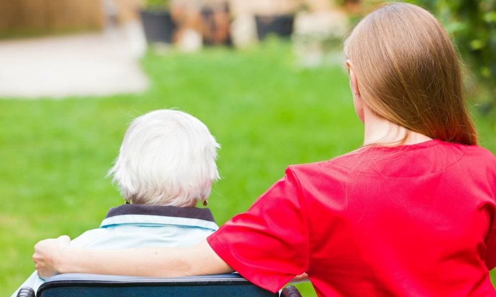 Giornata Mondiale dell’Alzheimer: le iniziative e le 3 fasi della malattia