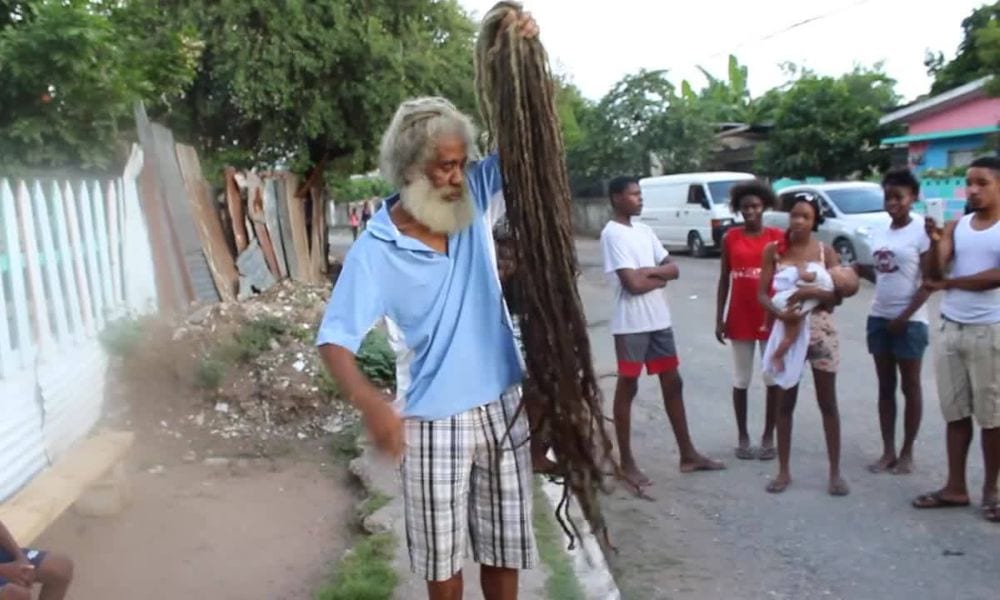 Scioglie i rasta dopo ben 40 anni: lo spettacolo è imperdibile [VIDEO]