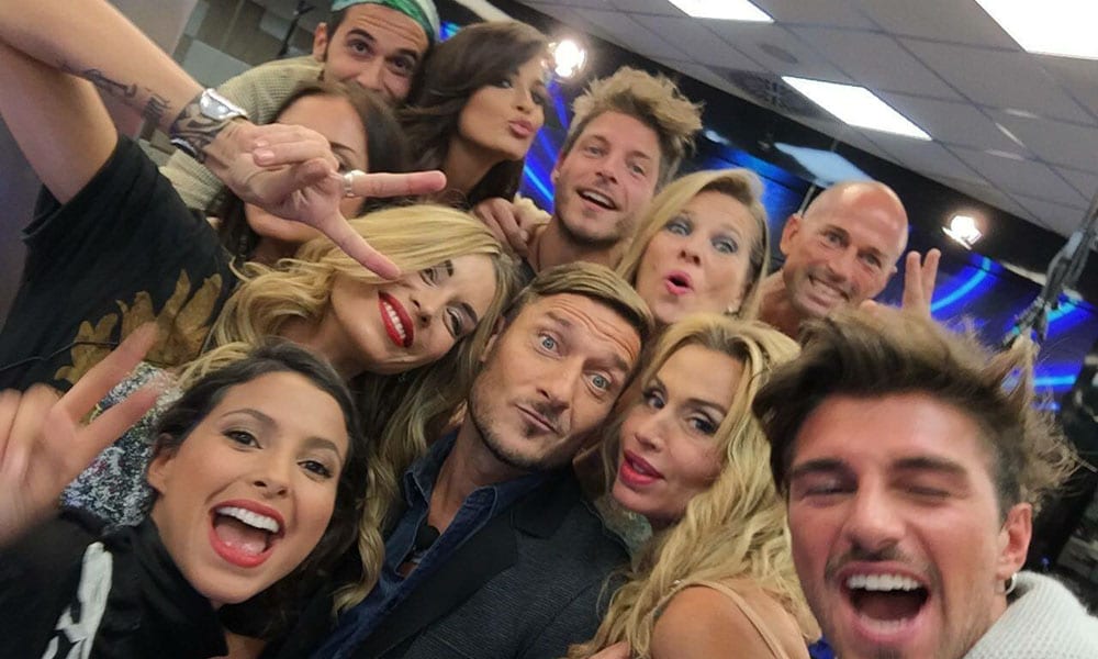 Gf Vip: la selfie-mania colpisce anche Francesco Totti