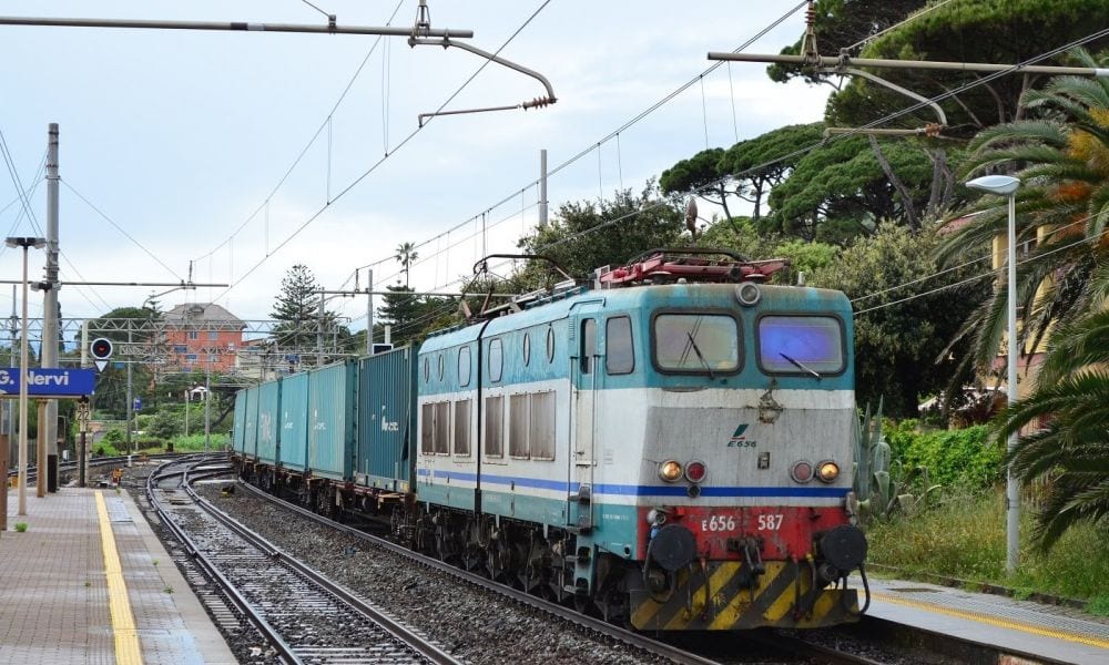 Muore d'infarto in treno: anziché chiamare il 118 fa una ricerca su Google