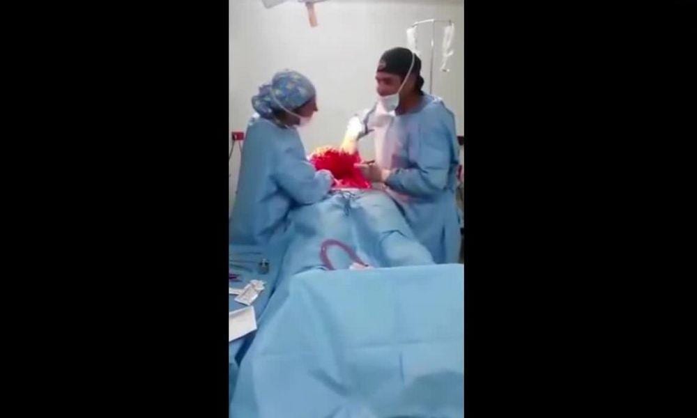 Ballano Bruno Mars durante l'operazione chirurgica [VIDEO]