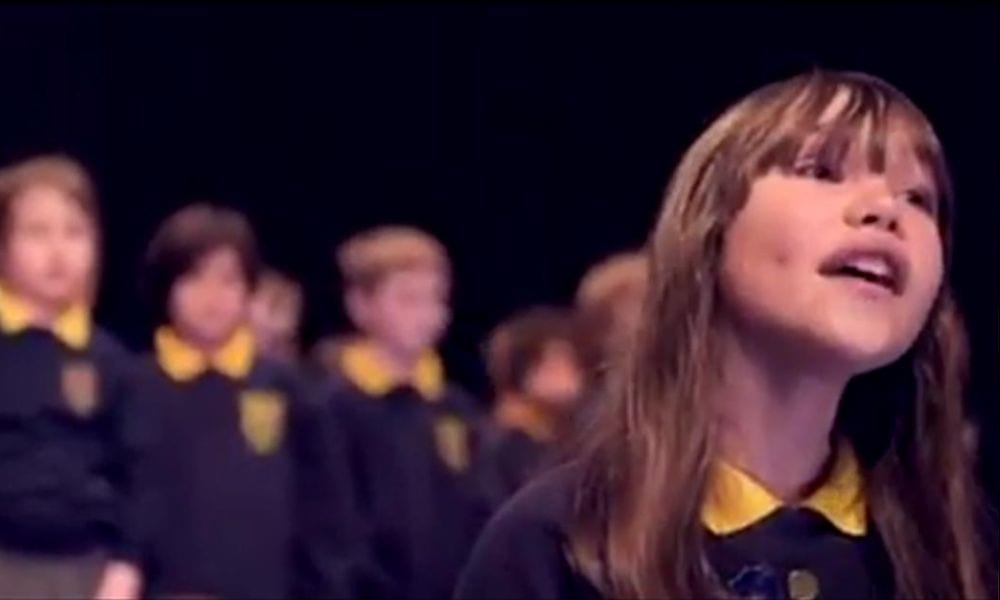 Bimba autistica canta l'Hallelujah: la sua interpretazione è pazzesca [VIDEO]