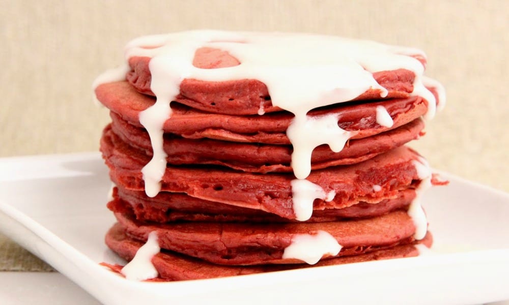 Red velvet pancakes, la ricetta natalizia semplice e gustosa