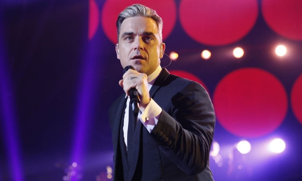 Robbie Williams maniaco dell'igiene: si lava dopo aver toccato i fan