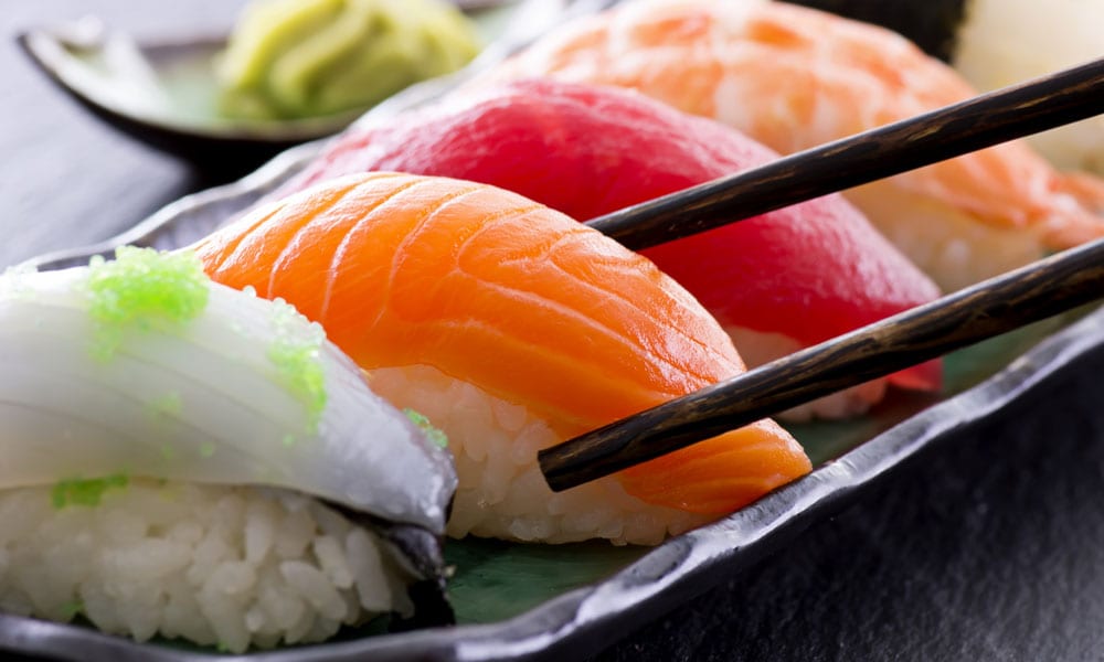 Sushi, il virus Anisakis fa paura: dove si trova e come evitarlo