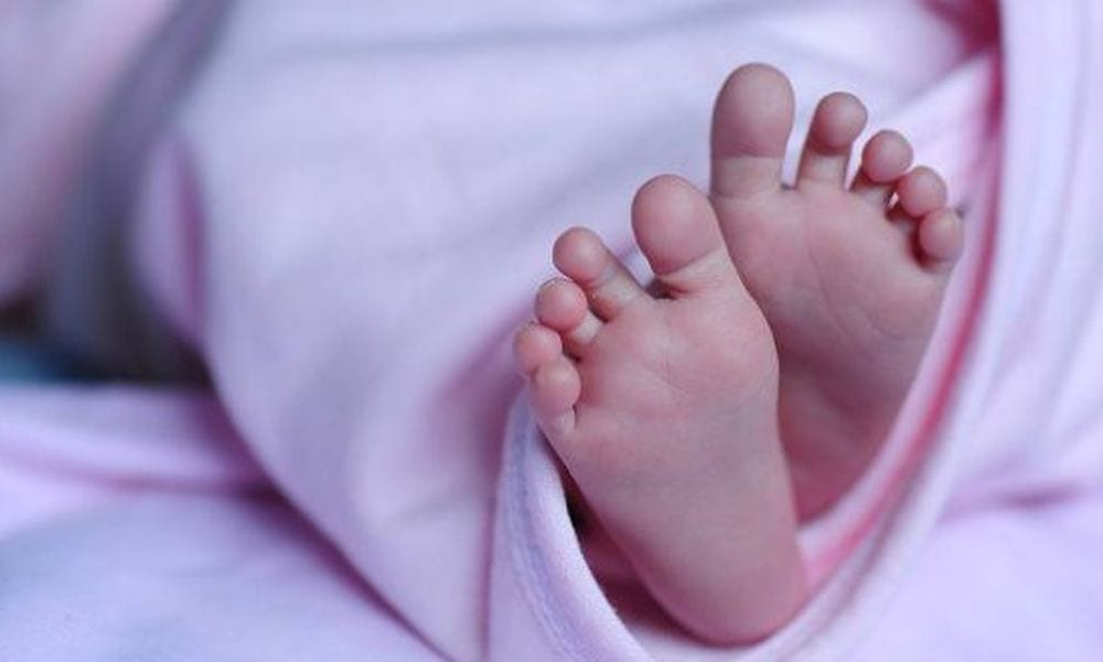 Ginecologa decapita il bambino durante il parto: la testa resta nella pancia