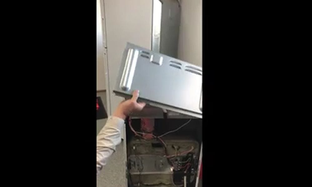 Elettricista deve aggiustare il forno: trova una brutta sorpresa [VIDEO]