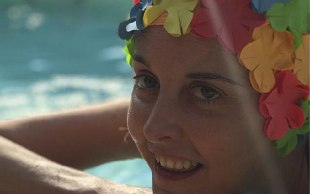 Nadia Toffa in piscina: sui social sdrammatizza sull'estate col tumore