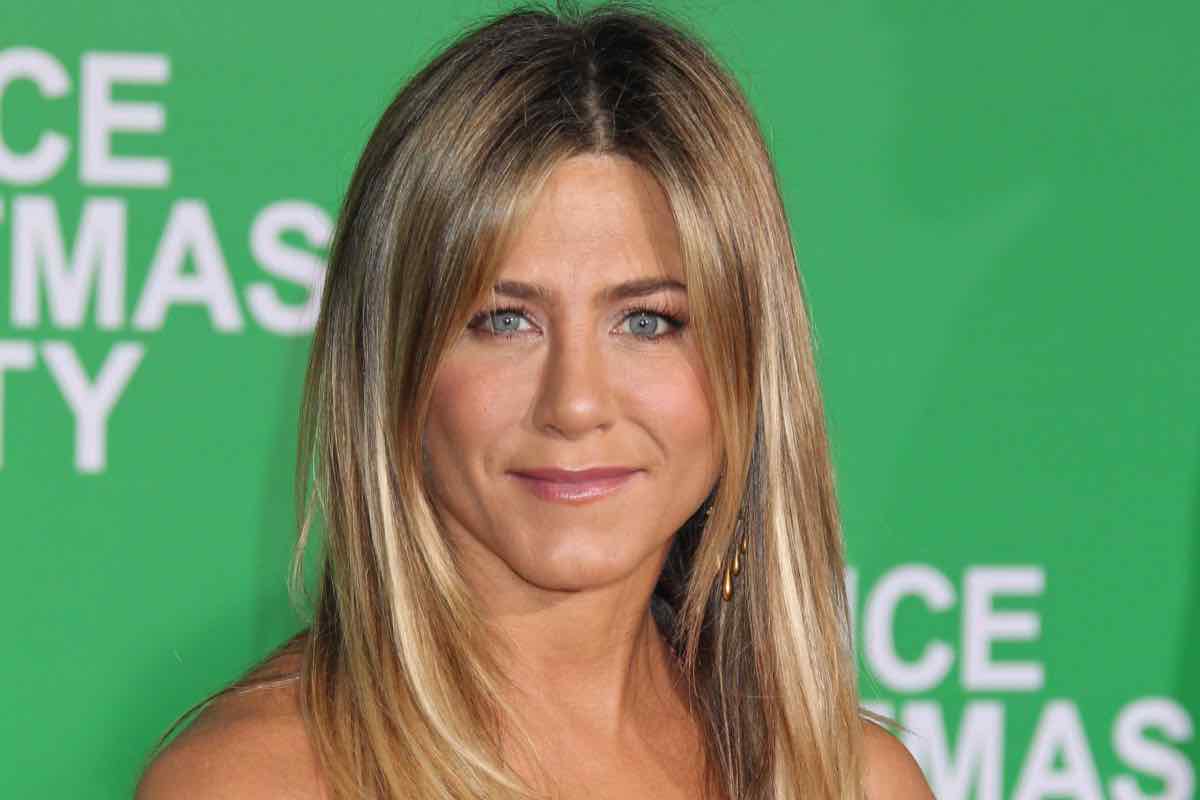 jennifer aniston viso scosse elettriche segreto bellezza