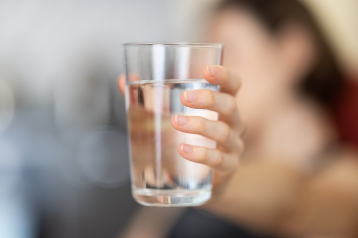 Bere acqua aiuta contro il colesterolo 