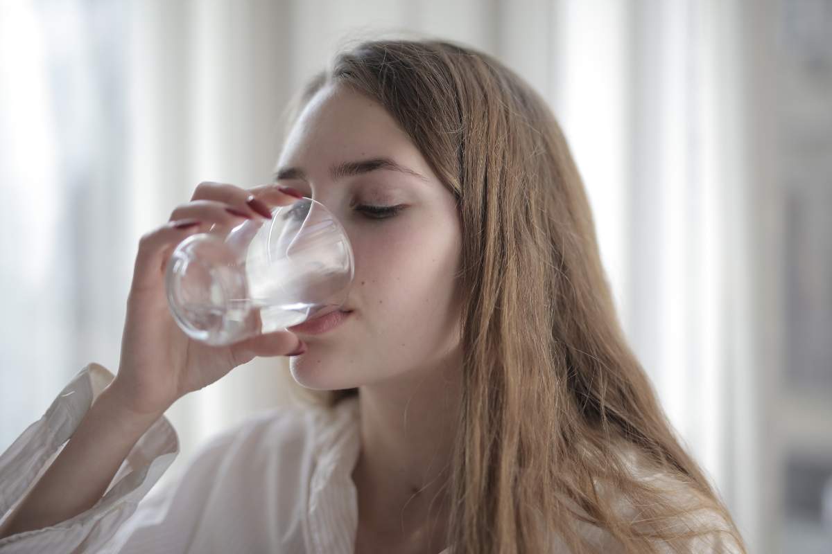 Bere acqua calda ogni mattino: un toccasana 